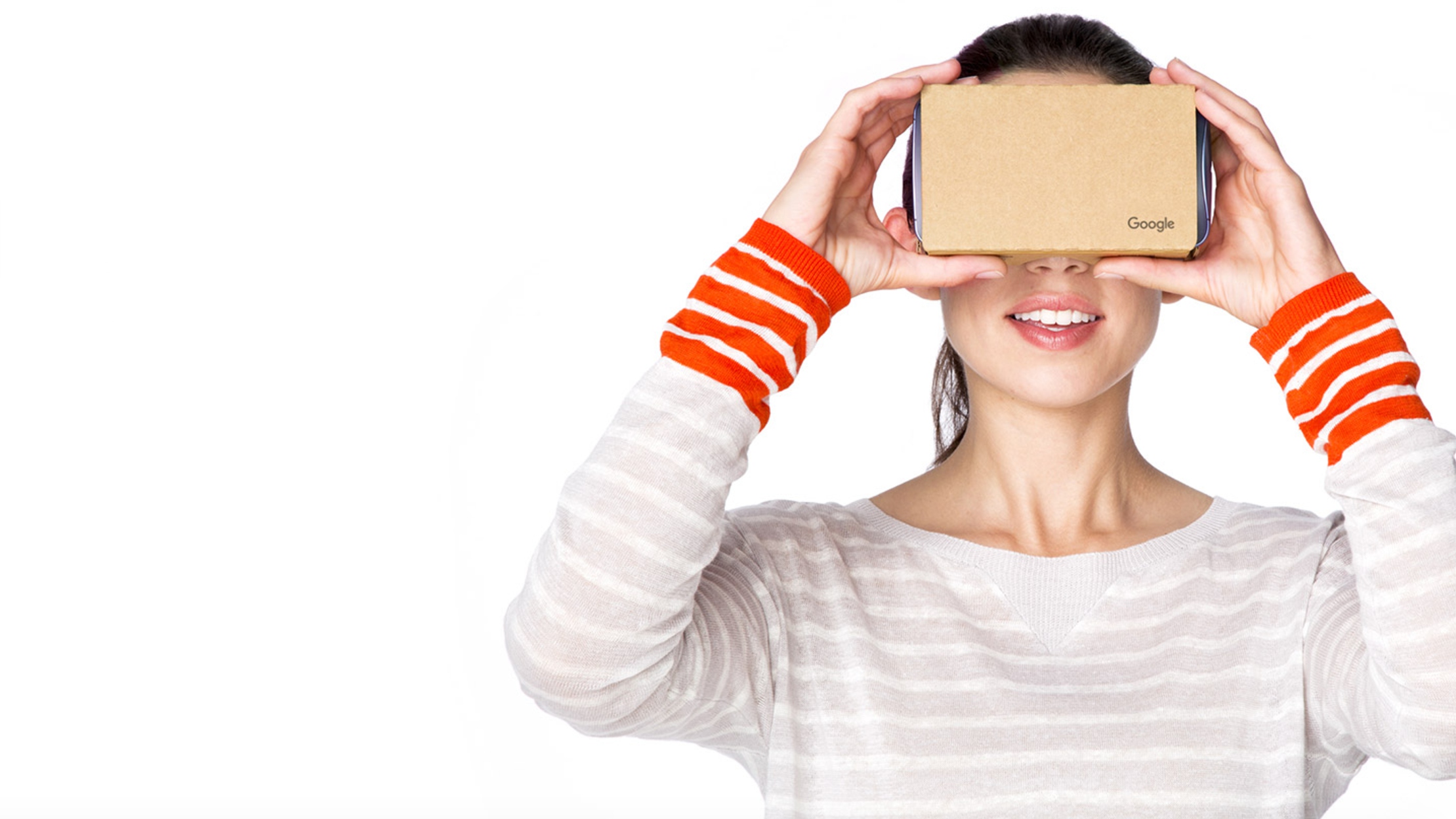 Dievča sleduje virtuálnu realitu cez Google Cardboard
